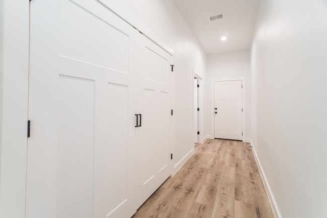 Building Photo - 5 W Forest Ct
