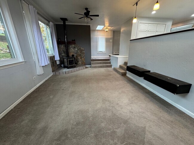 Building Photo - Spacious Private Oasis - 3 Bedroom 2 Bathr...