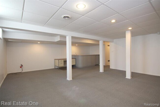 Building Photo - 5590 Greenbriar Dr