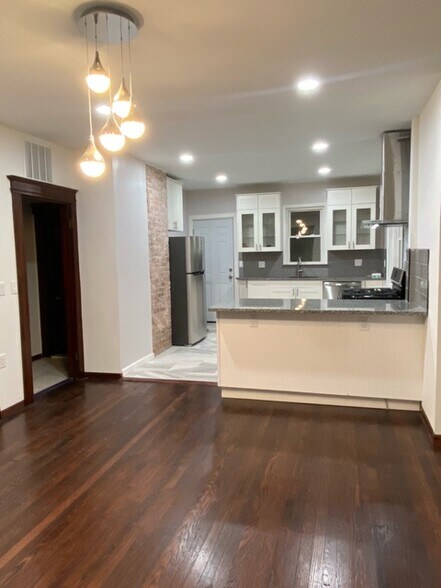 Building Photo - 664 Gladstone Ave