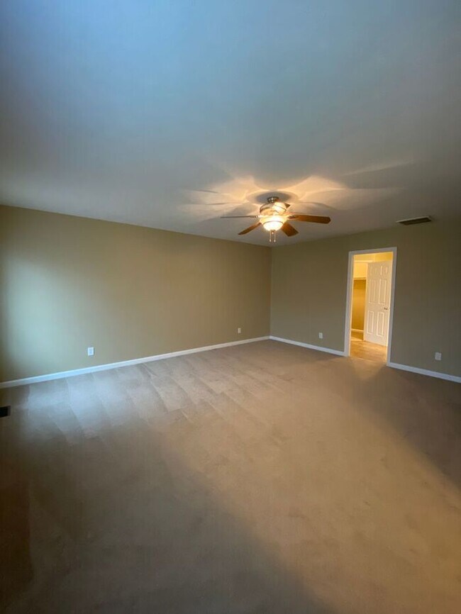 Building Photo - Open Concept 4 Bedroom Home & PETS WELCOME!!!