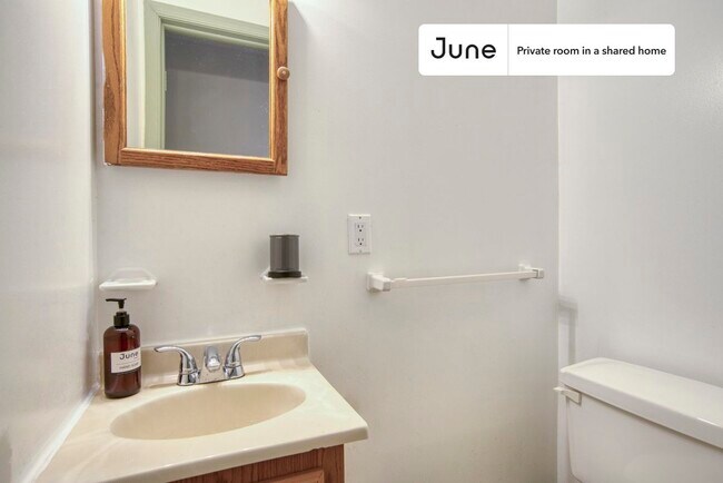 Building Photo - Private bedroom in 3 bed/1.5 bath Home