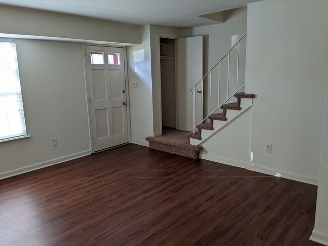 Building Photo - Small Three Bedroom, 1.5 bath Townhome wit...