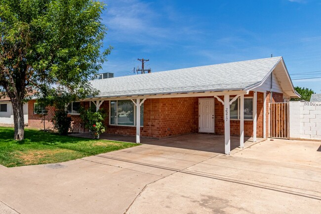 Building Photo - South Scottsdale Charmer! 4 bed + Office, ...