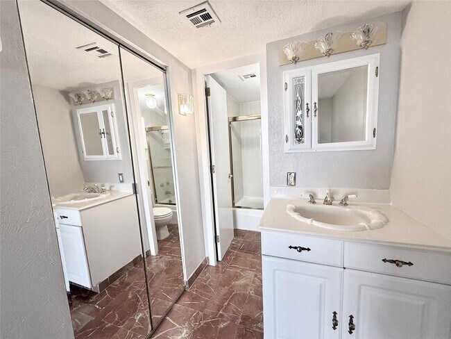 Building Photo - 2016 Main St