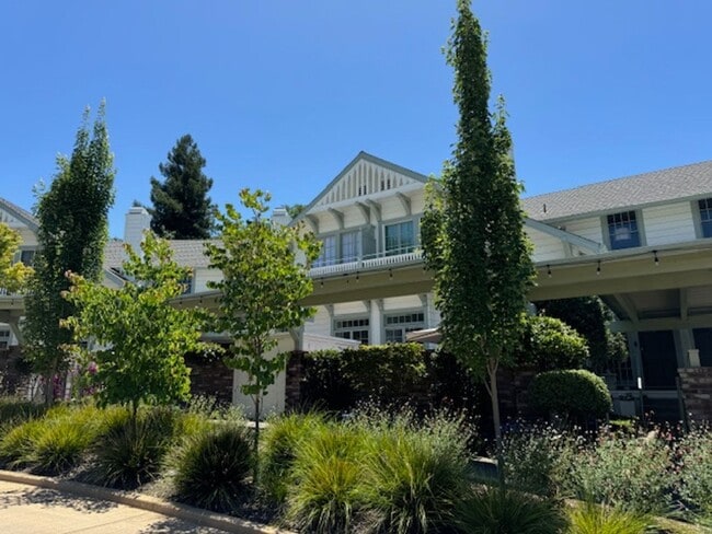 Building Photo - Tri-level townhome in highly desirable Dia...