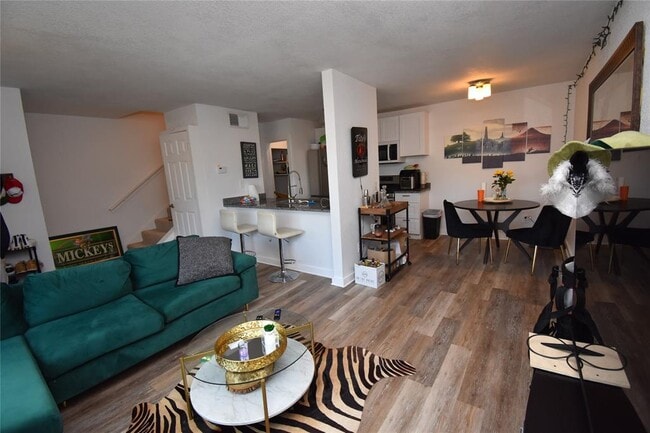 Building Photo - 300 E Croslin St