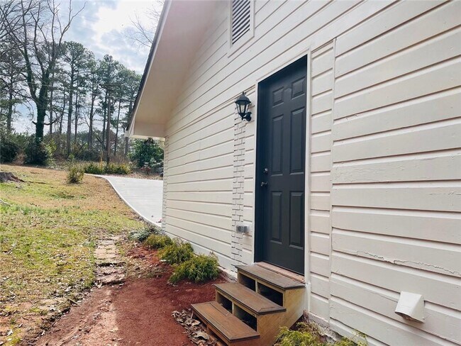 Building Photo - 2272 Collier Dr