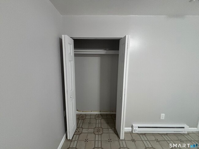 Building Photo - 409 Oak Ave