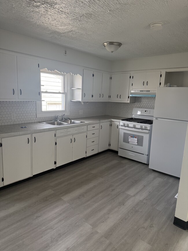 Building Photo - 506 8th St