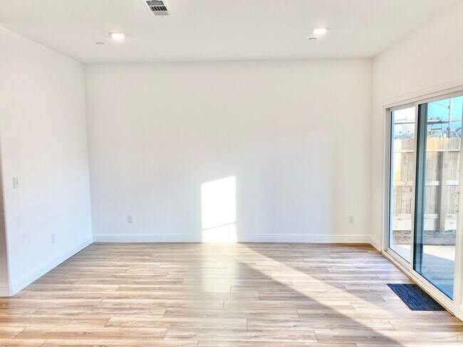 Building Photo - 708 Fir St W