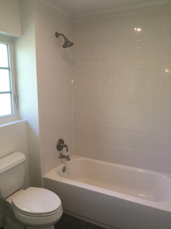 Building Photo - 27 E Rd