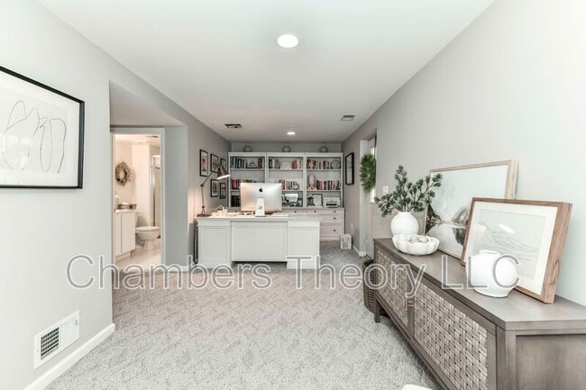 Building Photo - 6866 Melrose Dr