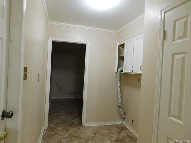Building Photo - 407 Summit Dr