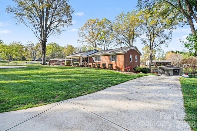 Building Photo - 113 Suncrest Rd