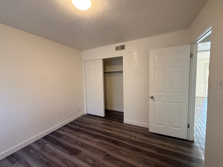 Building Photo - 860 E 500 S