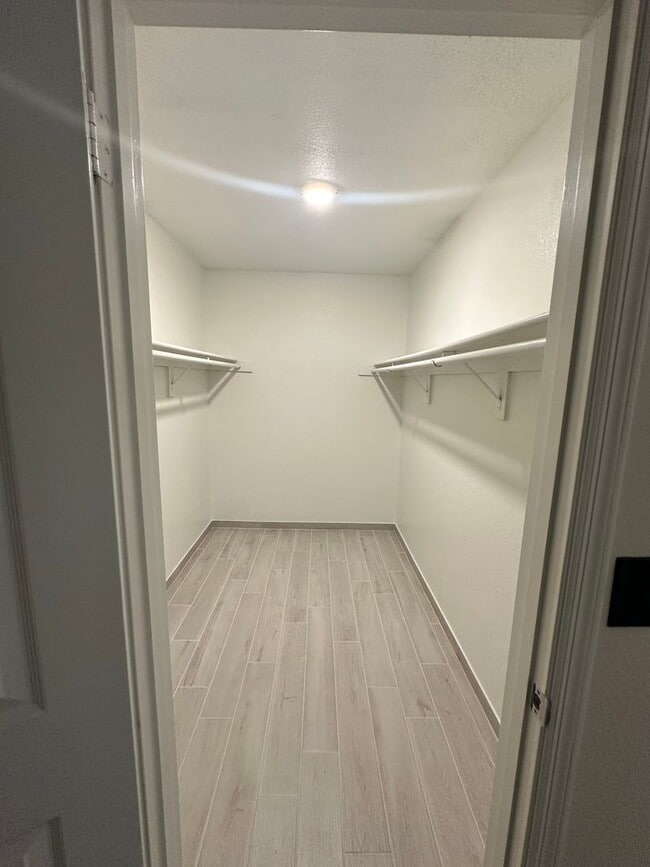 Building Photo - Stunning & Spacious 2 BR / 2.5 BA Townhome – Move-In Ready!