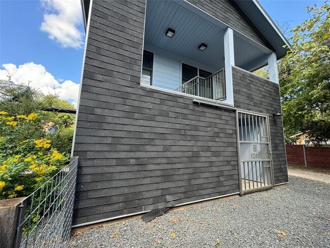 Building Photo - 1208 E 2nd St