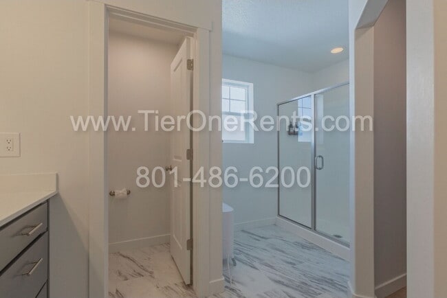 Building Photo - Move-In Special: $500 Off December Rent!