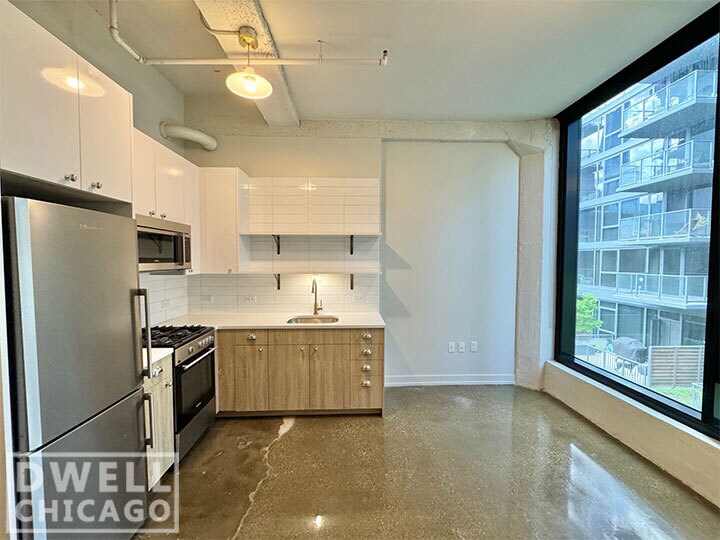 Building Photo - 640 N La Salle Dr