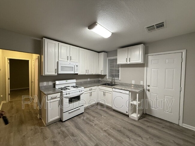 Building Photo - 203 W Knoxville St