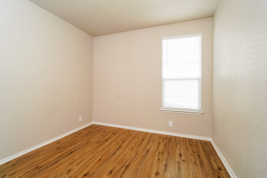 Building Photo - 541 Pearl Chase