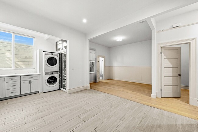 Building Photo - Renovated 2BD with In-Unit Laundry Availab...