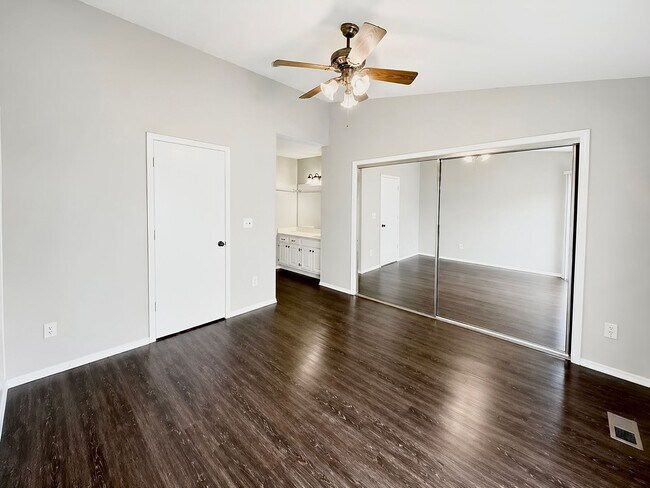 Building Photo - Charming 2 Bed / 1.5 Bath Townhome in Jenks – Great Location!