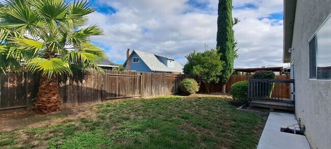 Building Photo - Wow this Charmer has 4 Bedrooms with 2 Primary Bedrooms w/Full Bathrooms