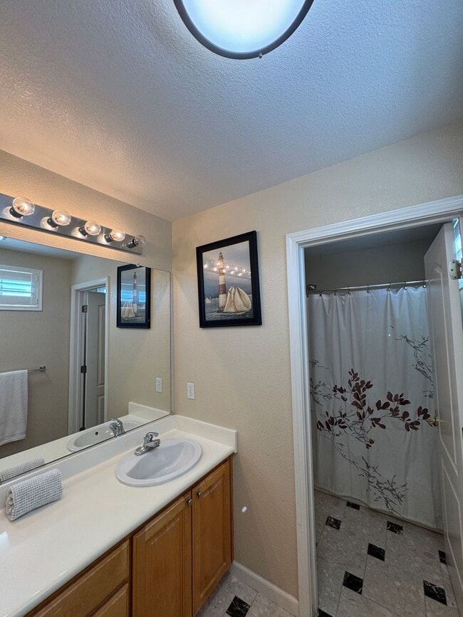 Building Photo - 1762 River Oaks Cir