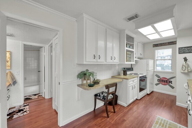 Building Photo - 3900 Aspen Dr
