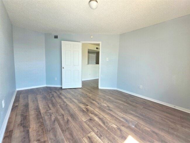 Building Photo - 2826 S Bartell Dr