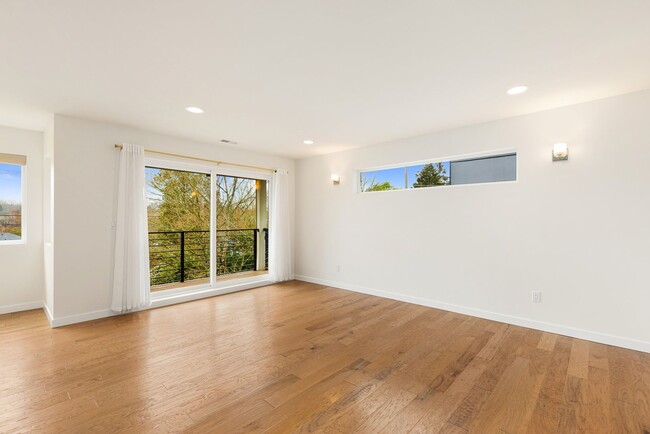 Building Photo - Seward Park Modern 3 Bedroom 3 Bath Home -...