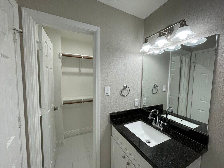 Bed 2 Bath/ Walk-in Closet View - 5011 Mallow St