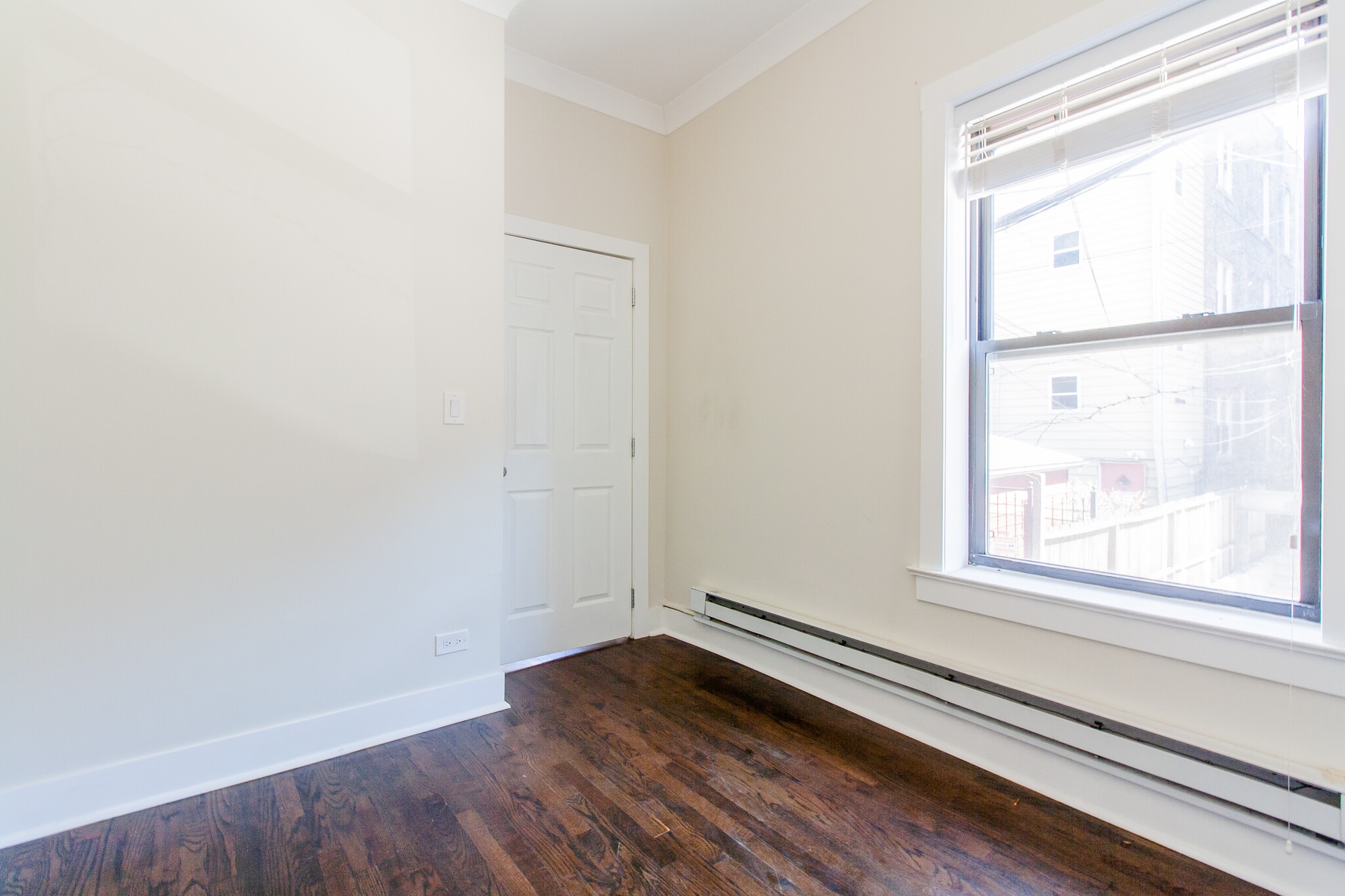 Building Photo - 923 W Waveland Ave