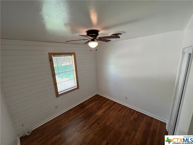 Building Photo - 208 Easy St