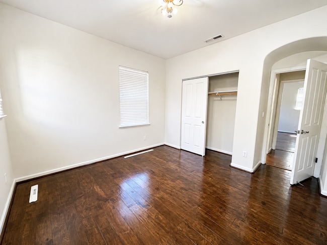 Building Photo - 2103 Maidenhair Way
