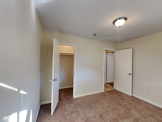 Building Photo - 19607 Lake Hollow Ln