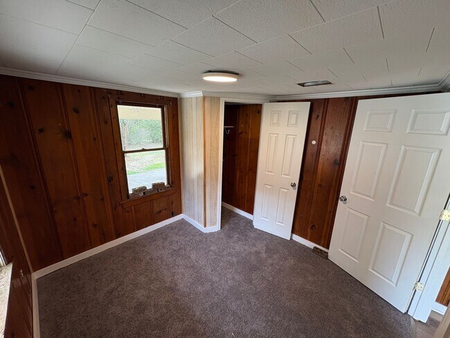 Building Photo - 3 Bedroom House Available for Rent