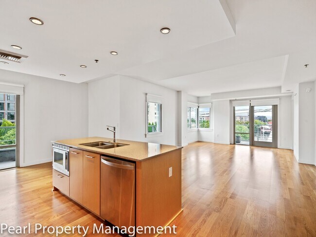 Building Photo - Waterfront Pearl - 1 bed/1.5 bath/den sw corner unit with parking/2 balconies/river view/most uti...