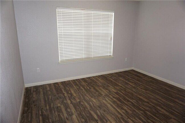 Building Photo - 4 Bed, No Carpet Home in Kyle, Available for July Move-In
