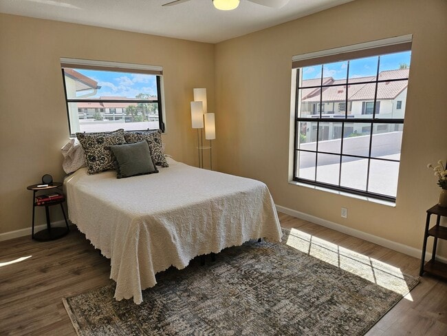 Building Photo - Seasonal Short-Term 2 Bedroom 2 Bathroom 2nd Floor Condo in Estancias of Capri Isles!