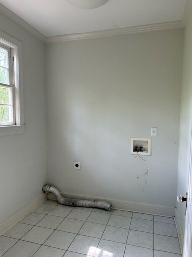 Building Photo - Beautiful Spacious Updated Home In Belhave...