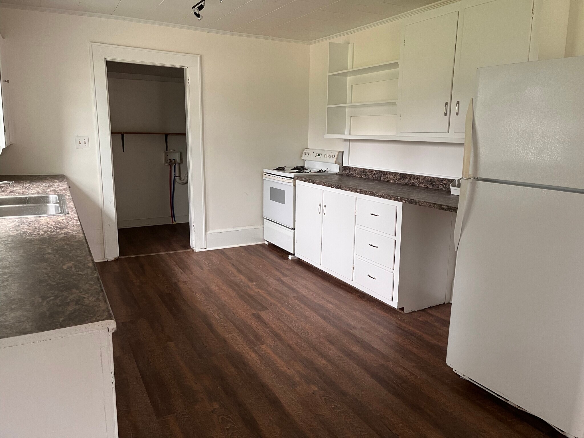 Kitchen - 1095 W Main St