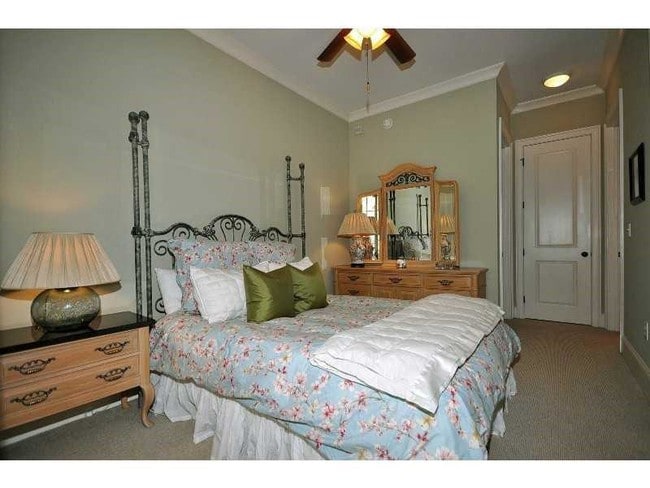 Building Photo - 3635 E Paces Cir