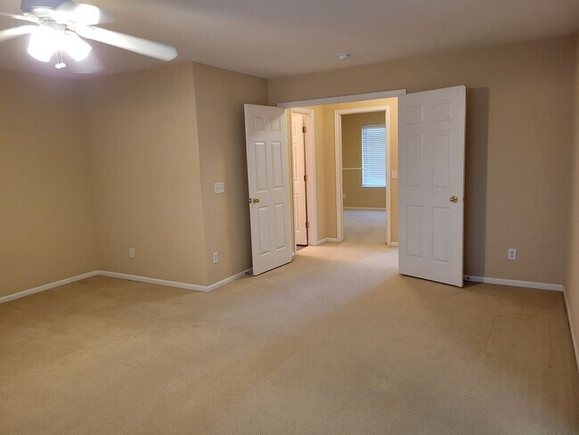Building Photo - 3 Bedroom, 2.5 Bath Home with A/C - Availa...