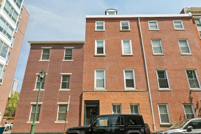 Building Photo - Well-maintained 2-bedroom, 1-bath bi-level apartment | Washington Square West