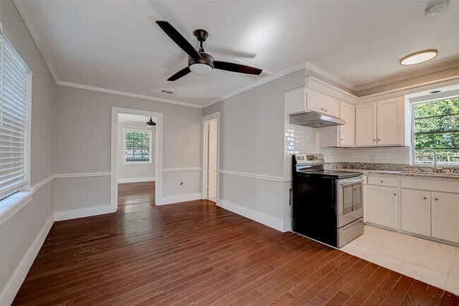 Building Photo - 5831 Annunciation St