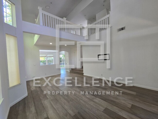 Building Photo - Beautifully Updated 3/2.5 House with Open ...