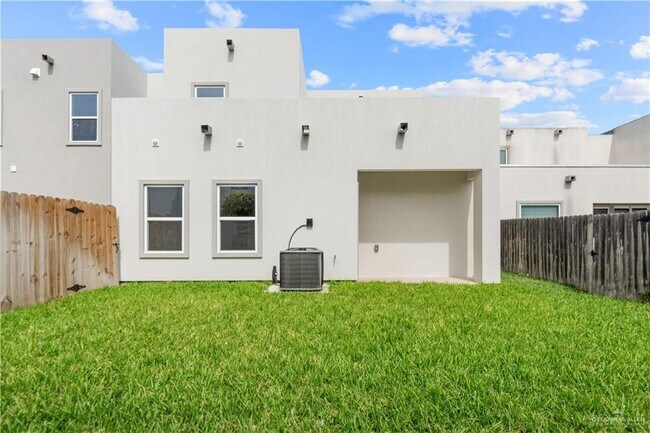 Building Photo - 2312 Corales St